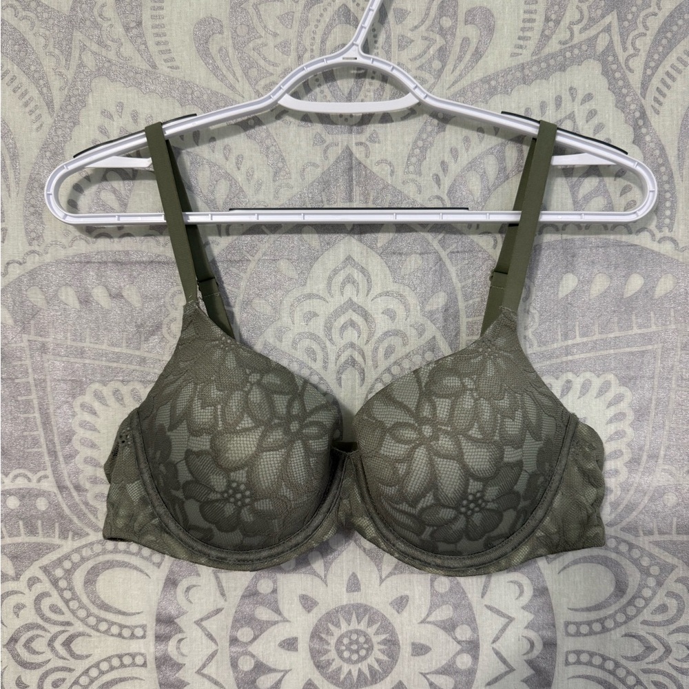 New $18 No Boundaries for Walmart Lightly Lined Lace T Shirt Bra Green 38B